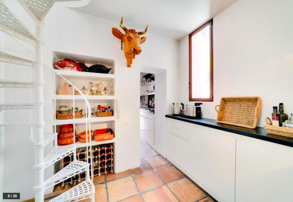 Kuchyňa alebo kuchynka v ubytovaní Luxury art apartment in Trastevere with terrace