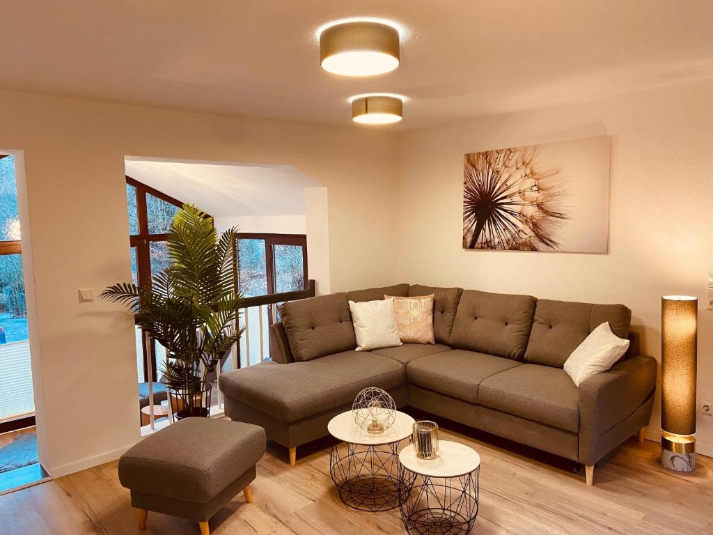 ein Wohnzimmer mit einem Sofa und einem Tisch in der Unterkunft Ferienhaus Kutscherhäuschen in Eisenach