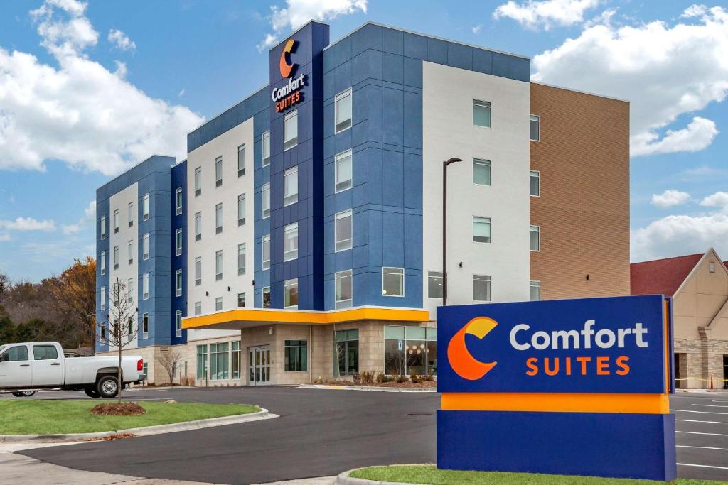 a hotel with a sign in front of a building at Comfort Suites Cottage Grove-Madison in Cottage Grove