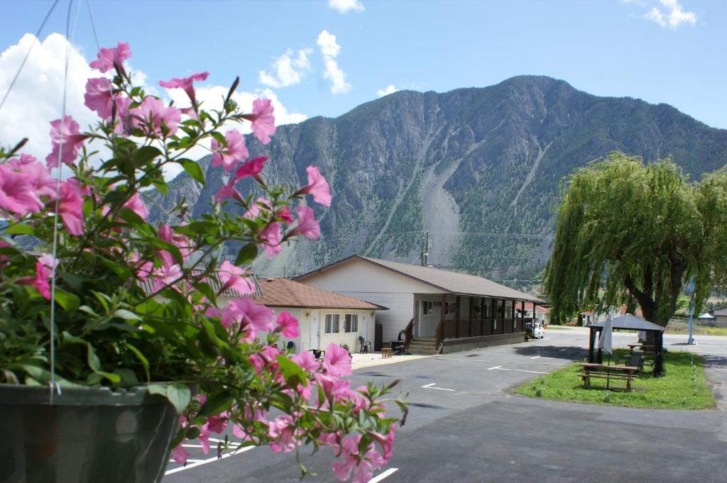 Nespecifikovaný výhled na hory nebo výhled na hory při pohledu z motelu