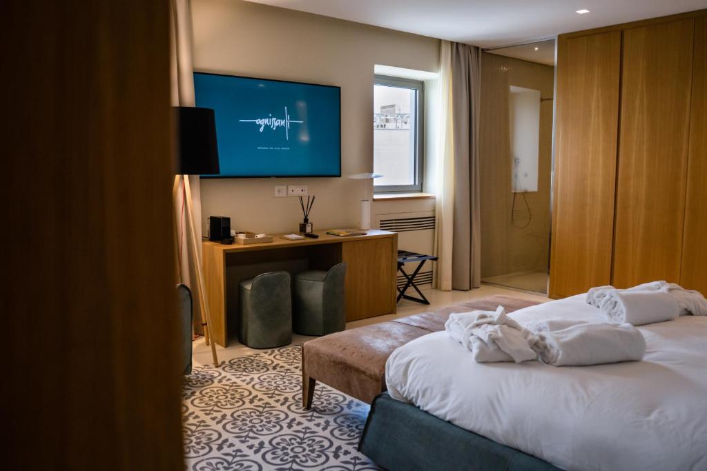 A bed or beds in a room at Ognissanti Restaurant Spa Hotel Rooftop