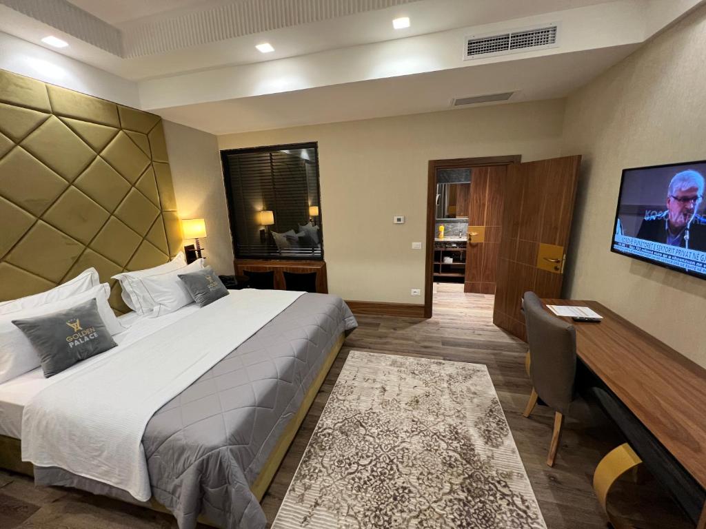 TV a/nebo společenská místnost v ubytování Hotel Golden Palace