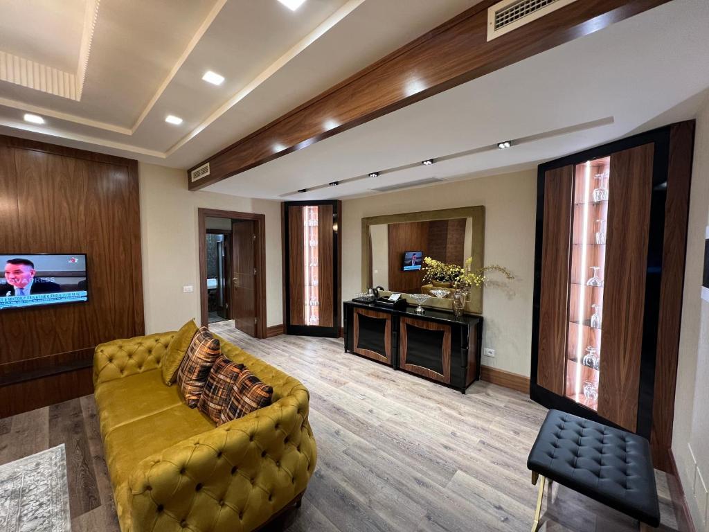 TV a/nebo společenská místnost v ubytování Hotel Golden Palace
