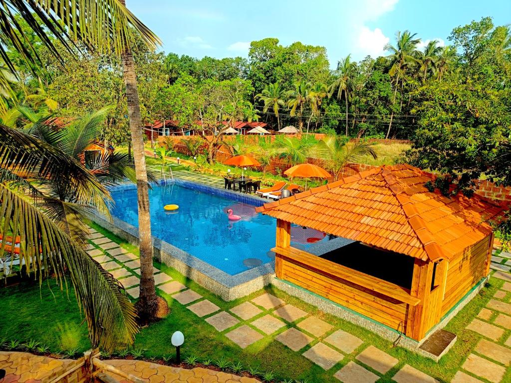 una vista aérea de una piscina con cenador en Coco Teros Resort, en Mandrem