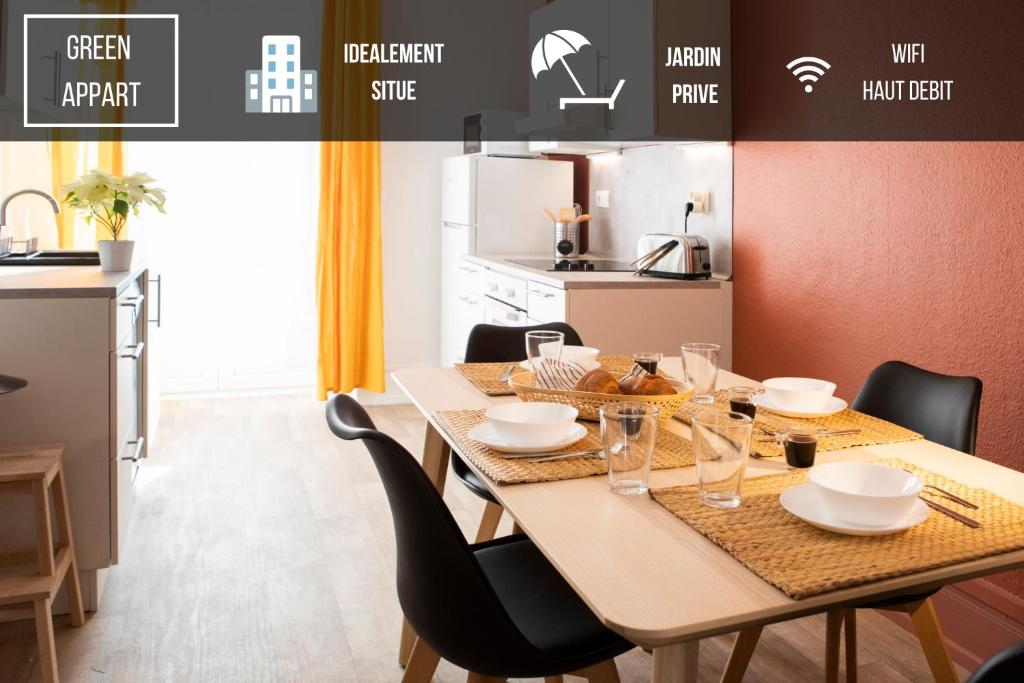 een eetkamer met een tafel en stoelen en een keuken bij GREEN APPART Le Chêne Rouge avec Jardin Privé in Mulhouse