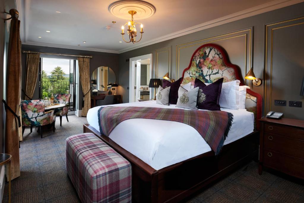 Postel nebo postele na pokoji v ubytování Cameron House on Loch Lomond