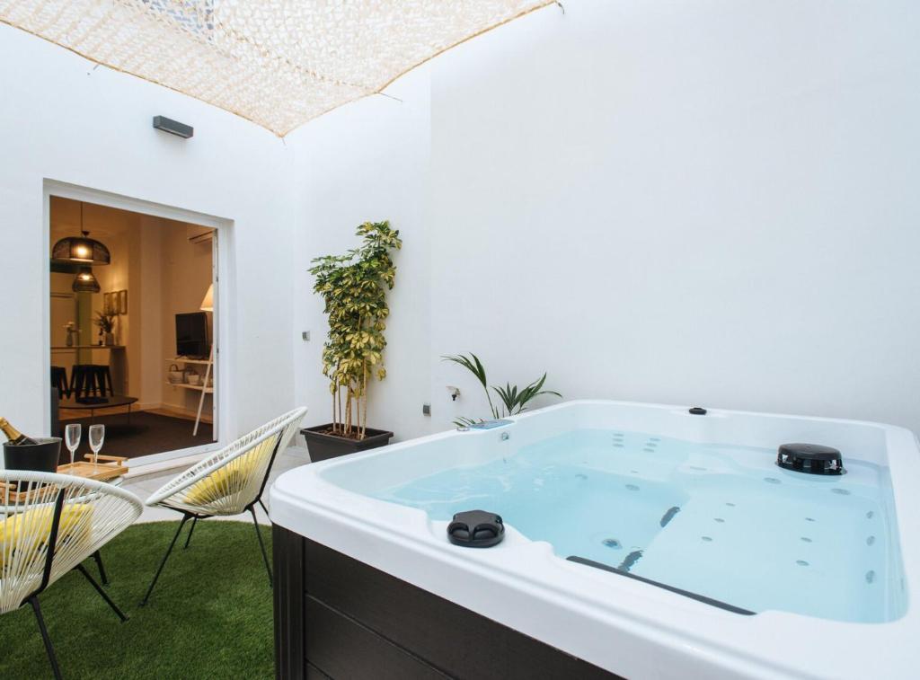 LOLA 14 SUITE APARTMENT- Private Jacuzzi in Patio, Sevilla ...