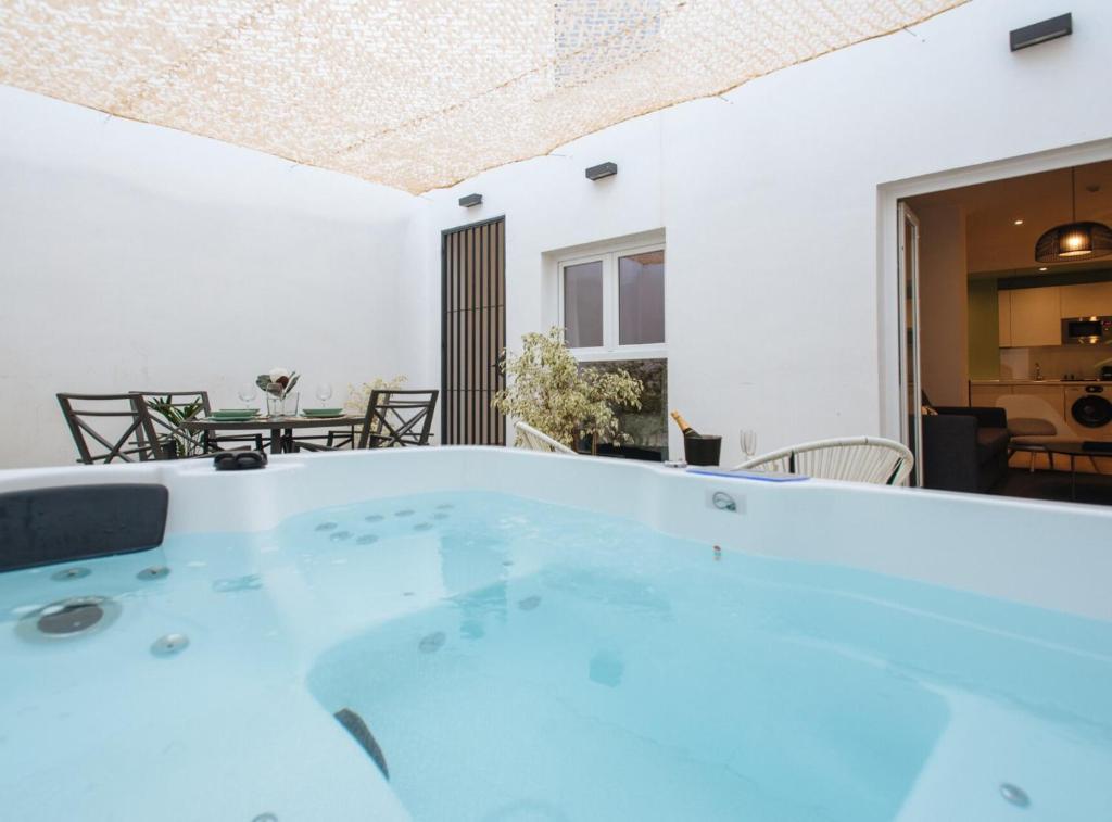 LOLA 14 SUITE APARTMENT- Private Jacuzzi in Patio, Sevilla ...
