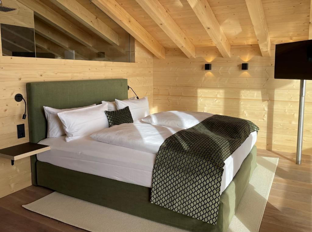 Postel nebo postele na pokoji v ubytování Torghele's Wald & Fluh