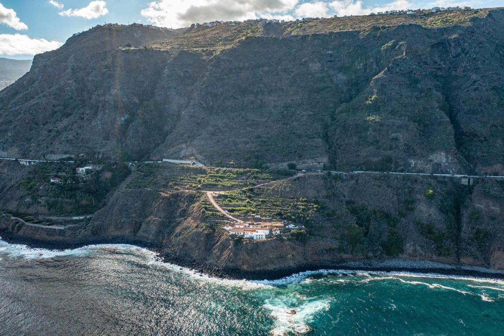 una vista aérea de una montaña cerca del océano en Hacienda el Terrero en Los Realejos