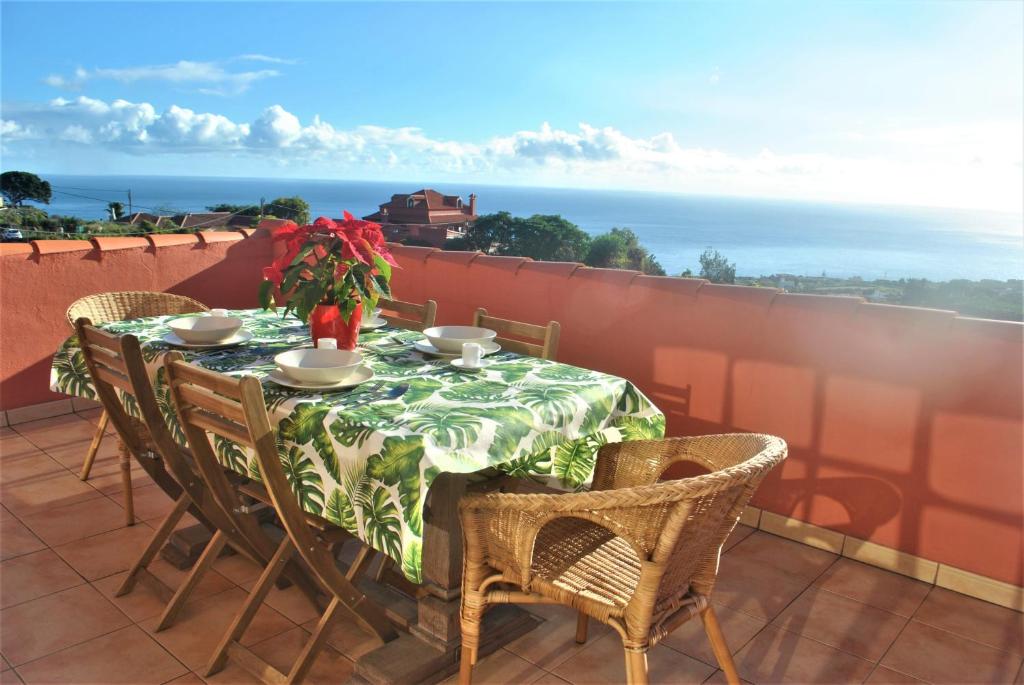 una mesa en un balcón con vistas al océano en La Palma Ocean View, en Mazo