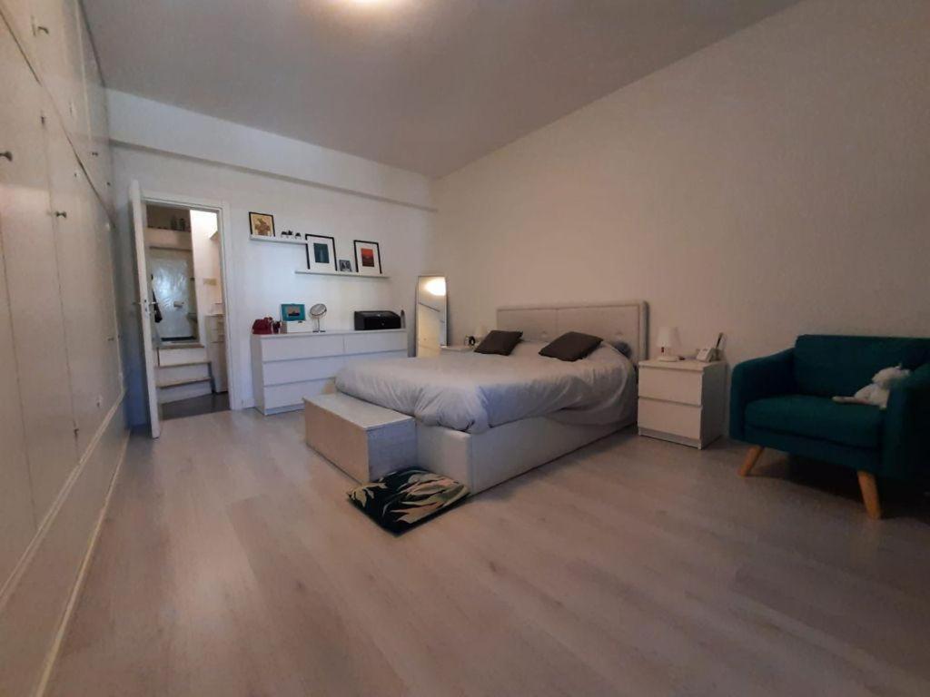 A bed or beds in a room at The secret window on the river Arno
