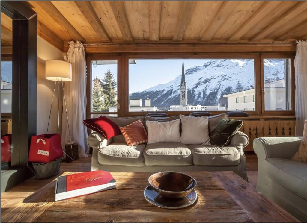 O zonă de relaxare la Apartment in villa in the heart of Sankt Moritz-Dorf
