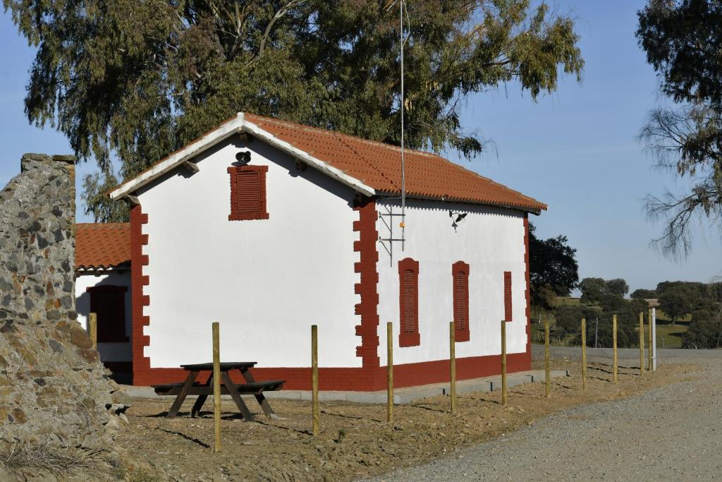 Casa Rural del GUARDAGUJAS في Villanueva del Duque: كنيسة بيضاء صغيرة أمامها طاولة