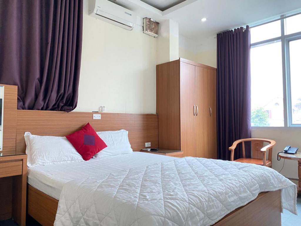 Giường trong phòng chung tại OYO 1152 Huong Duong Hotel
