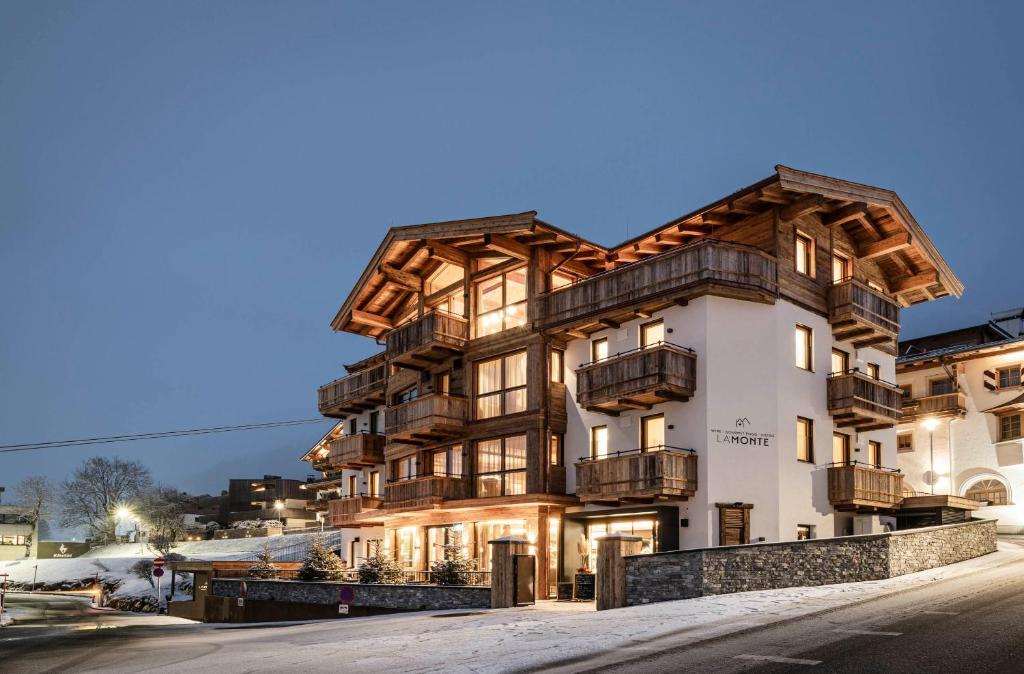 un condominio con tetto in legno di LaMonte Luxury Apartments a Kitzbühel