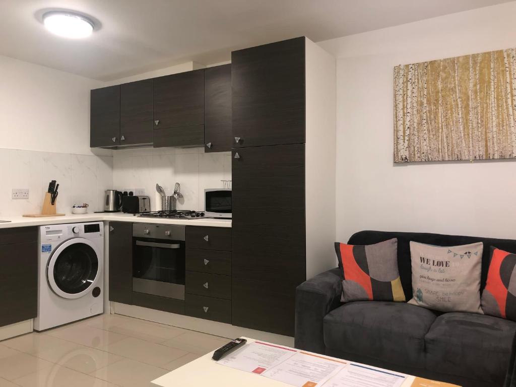 Kitchen o kitchenette sa 2 bedroom Large Town Centre Apartment FREE Parking