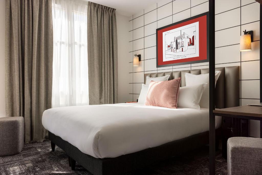 Postel nebo postele na pokoji v ubytování Hôtel Moderniste