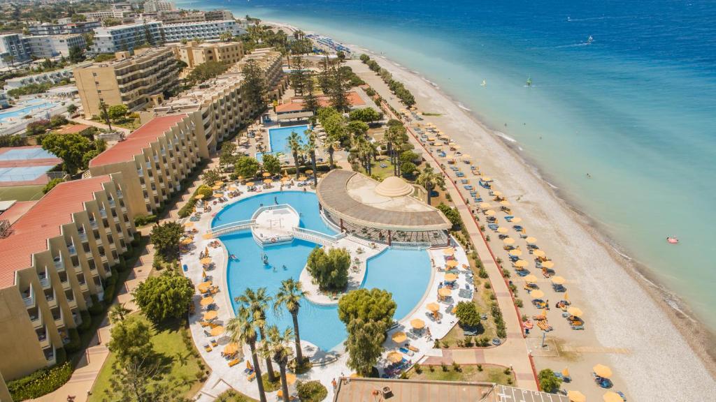 - une vue aérienne sur un complexe et la plage dans l'établissement Sunshine Rhodes, à Ialyssos