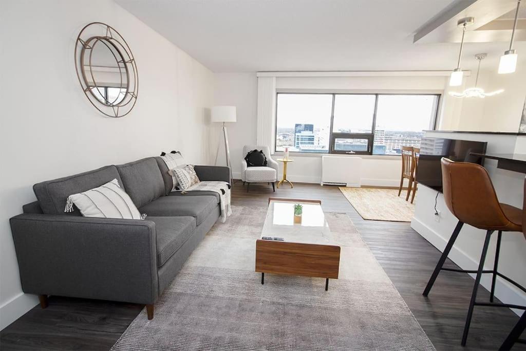 21st Floor Two bedroom downtown unit FREE parking - Housity