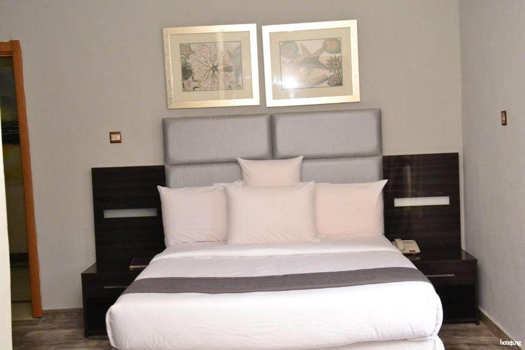 Postel nebo postele na pokoji v ubytování Ellyxville Hotel