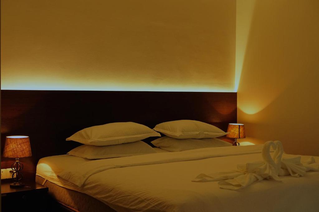 Postel nebo postele na pokoji v ubytování Violet Inn Hotel