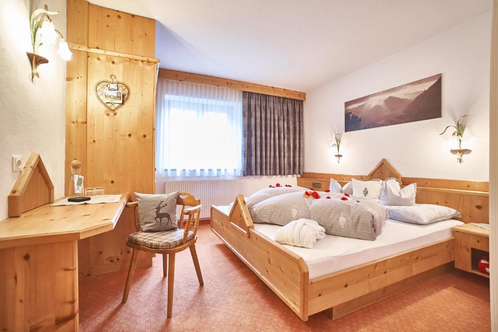 A bed or beds in a room at Ferienhaus Kirchplatzl