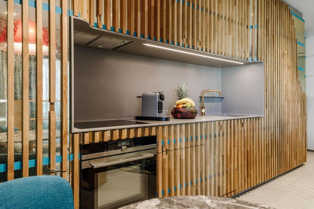 Kuchyň nebo kuchyňský kout v ubytování Brucklyn Suites