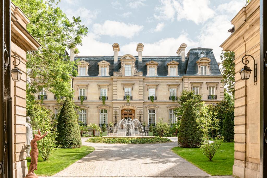 une demeure de caractère avec une fontaine en face de celle-ci dans l'établissement Saint James Paris, à Paris