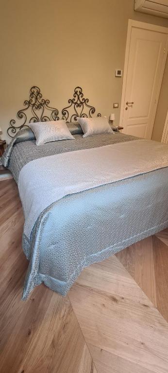 A bed or beds in a room at Al Molo di Sant'Agostino