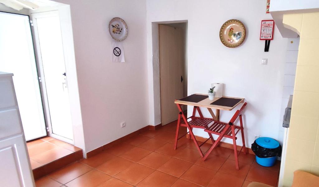 um pequeno quarto com uma mesa e uma cadeira em Casinha alentejana em Évora