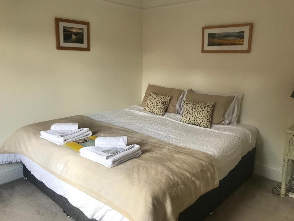 Tempat tidur dalam kamar di Rie's Retreat- The Gold Room