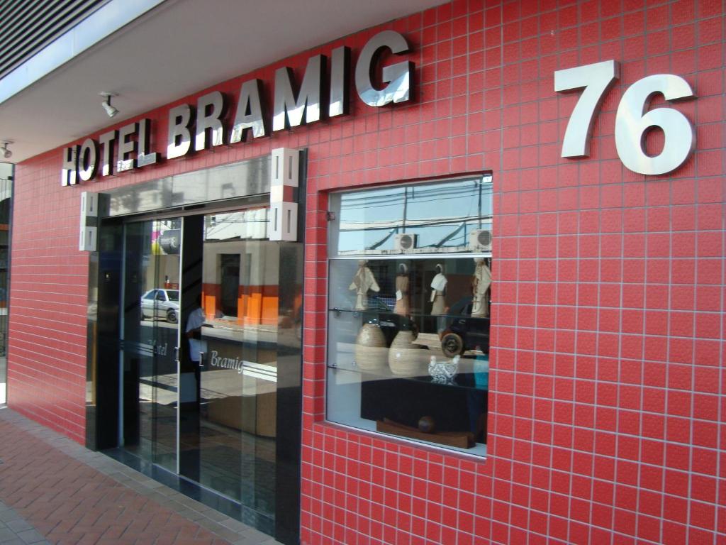 a red brick building with a sign that reads hotel braaming at Hotel Bramig in Itajubá