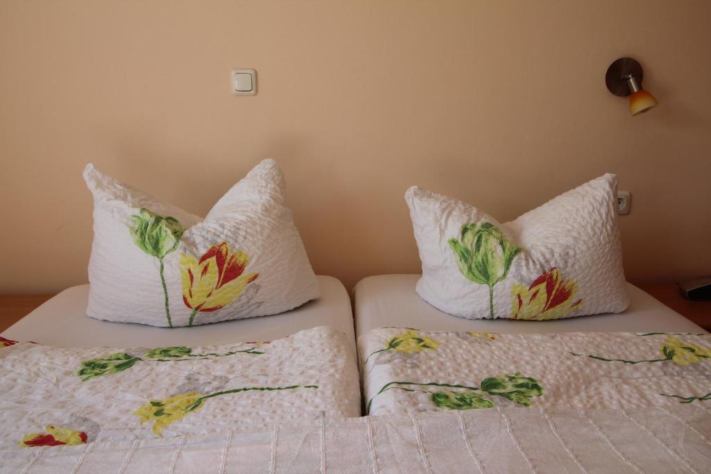 Postel nebo postele na pokoji v ubytování Gastehaus Weingut Rossler