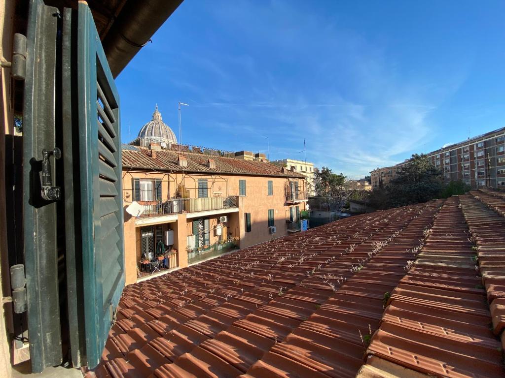 vista para o telhado de um edifício em Gelsomino House em Roma