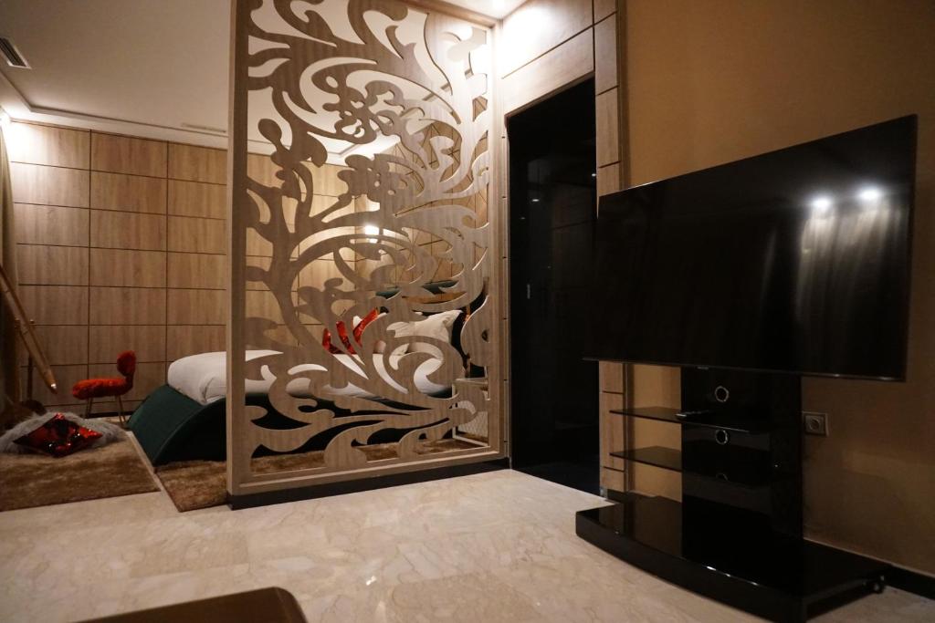 TV a/nebo společenská místnost v ubytování Hôtel Volubilis Meknès