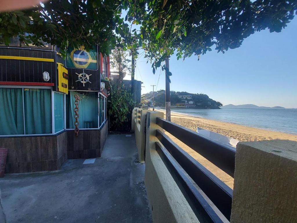 - un banc à côté d'une plage donnant sur l'océan dans l'établissement Pousada Casa na Árvore, à Mangaratiba