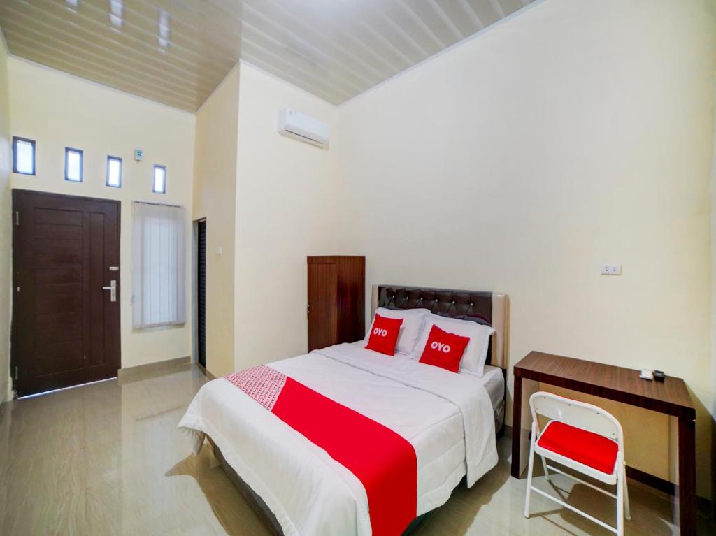 Un pat sau paturi într-o cameră la Super OYO 90773 Shine Guest House Syariah