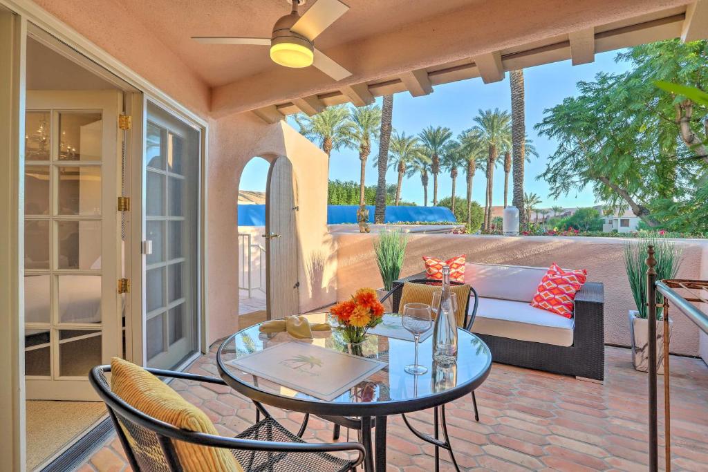 un patio con mesa de cristal y sillas en Updated Palm Springs Villa with Resort Perks! en Palm Springs