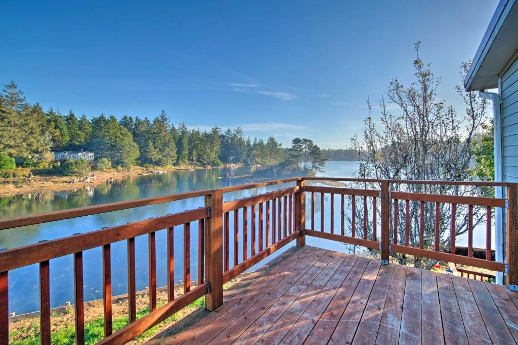 um deque de madeira com vista para um lago em Waterfront North Bend Home 9 Miles into Town em Lakeside