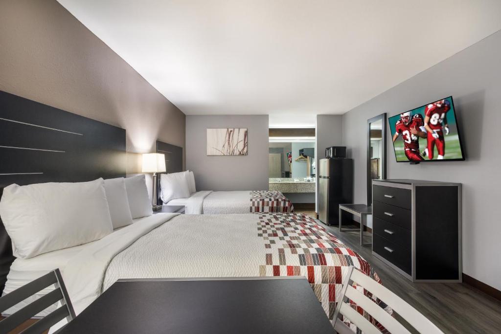 Кровать или кровати в номере Red Roof Inn & Suites Athens, AL