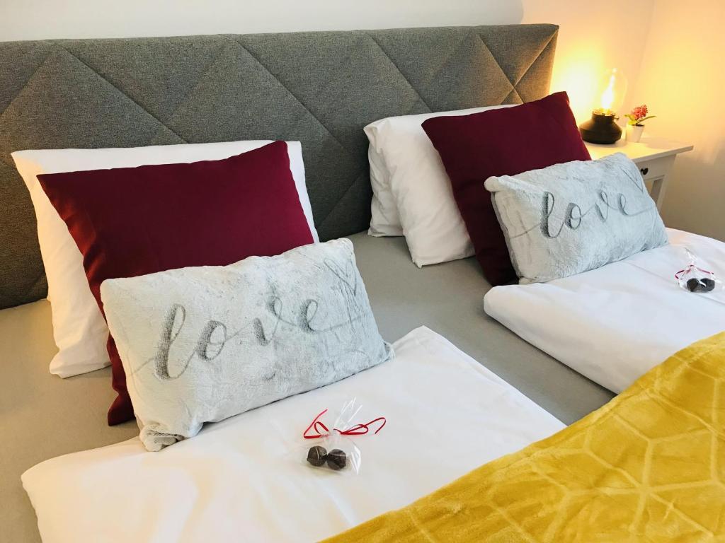 due cuscini con la parola amore scritto sopra di Apartment Mona´s Home a Sankt Pankraz