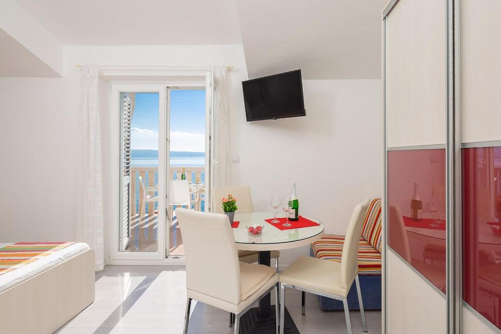 Apartmani Kaštelančić - 阳台的家庭房