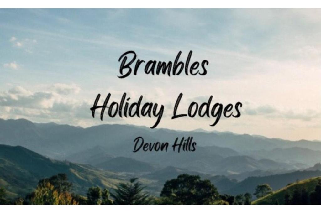 ein Bild eines Berges mit den Worten "Zweige, Ferienunterkünfte, dänische Hügel" in der Unterkunft Brambles Holiday Lodges in Paignton