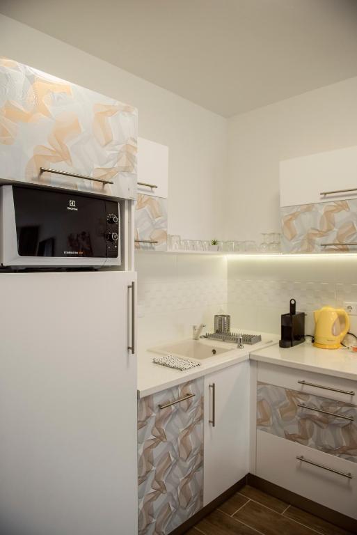 Kuchyňa alebo kuchynka v ubytovaní Cute apartman- free parking