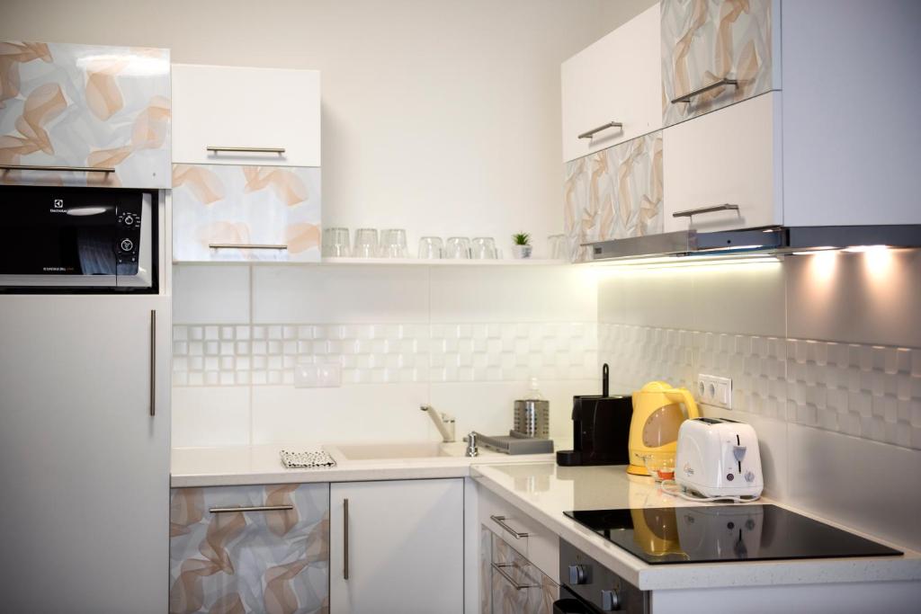 Kuchyňa alebo kuchynka v ubytovaní Cute apartman- free parking