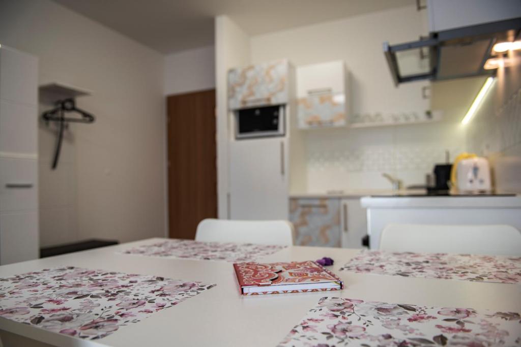 Posteľ alebo postele v izbe v ubytovaní Cute apartman- free parking