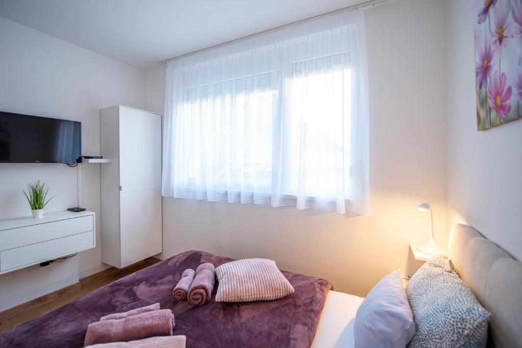 Posteľ alebo postele v izbe v ubytovaní Cute apartman- free parking