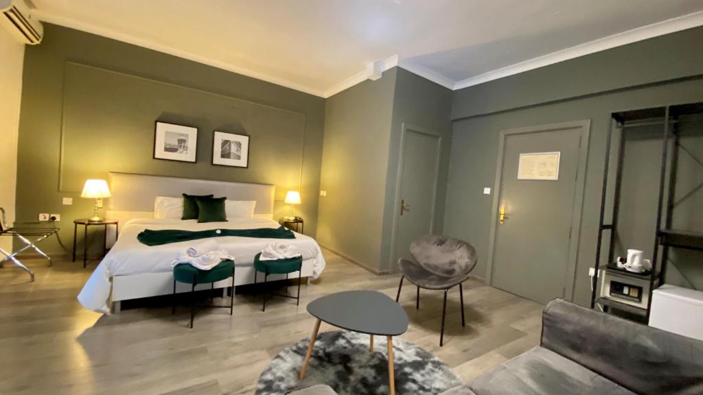 Postel nebo postele na pokoji v ubytování Sliema Marina Hotel