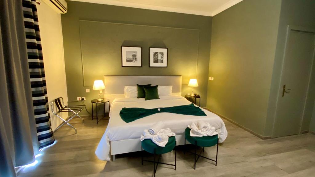 Postel nebo postele na pokoji v ubytování Sliema Marina Hotel